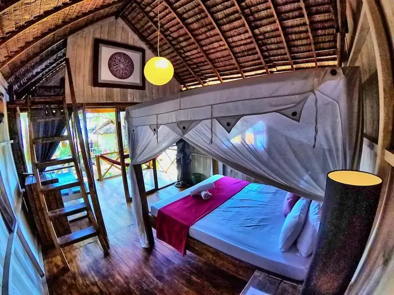 Une chambre à coucher avec un lit à baldaquin et une décoration en bois.