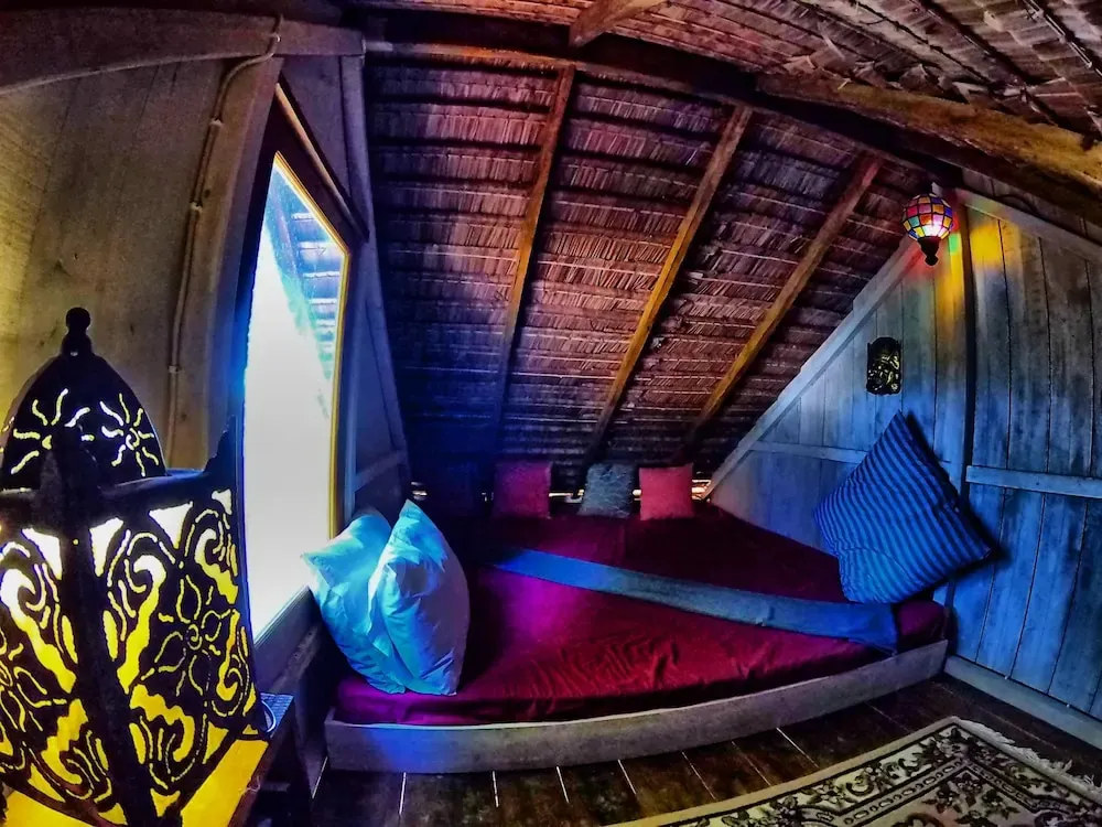 Espace de détente aux couleurs vives et à la décoration orientale.