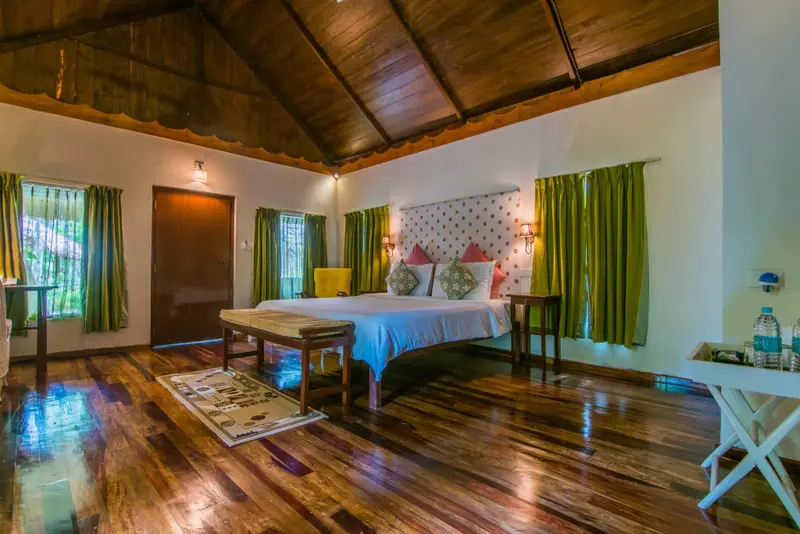 Une chambre lumineuse avec un grand lit et un décor chaleureux.