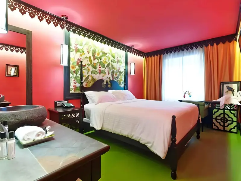 Une chambre à coucher lumineuse avec un lit à baldaquin et une décoration colorée.