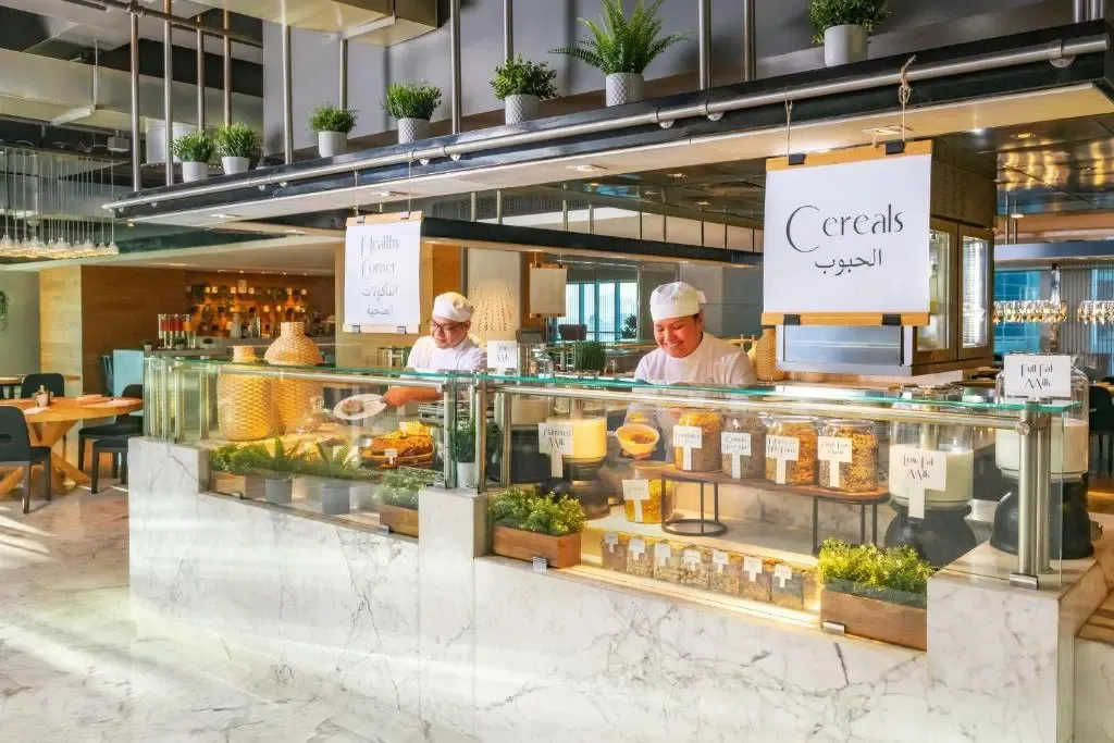 Un comptoir de buffet propose une variété de céréales et d'accompagnements.