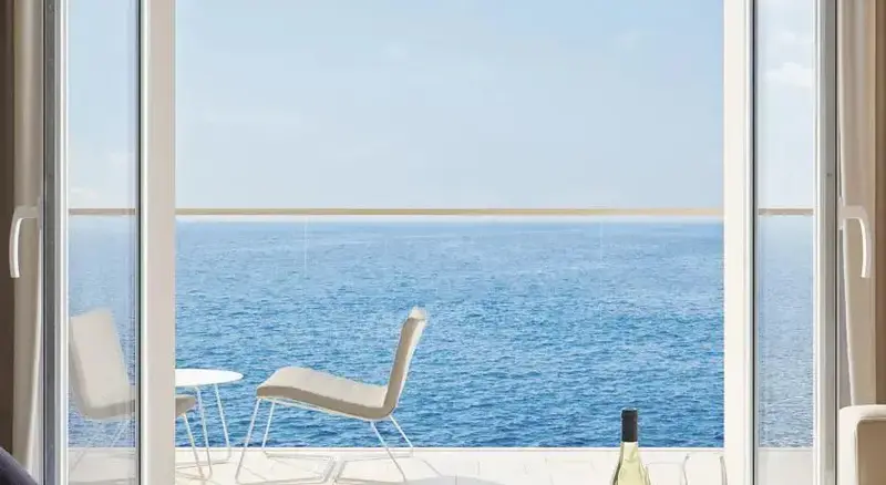 Vue dégagée sur l'océan depuis une terrasse ensoleillée.