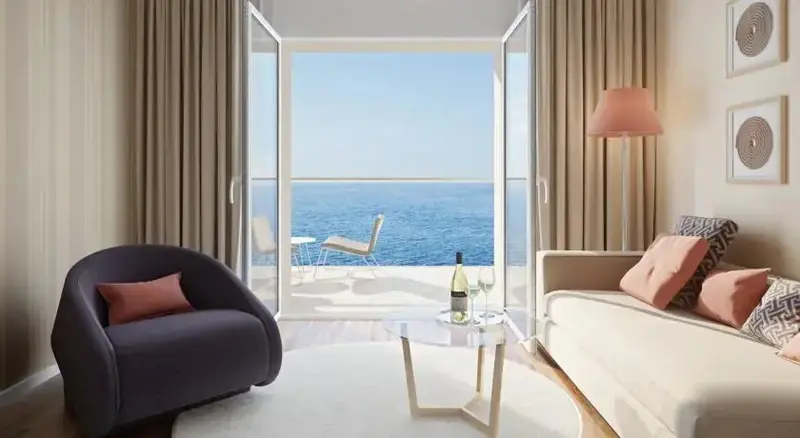 Un salon lumineux s'ouvre sur une terrasse avec vue sur la mer.