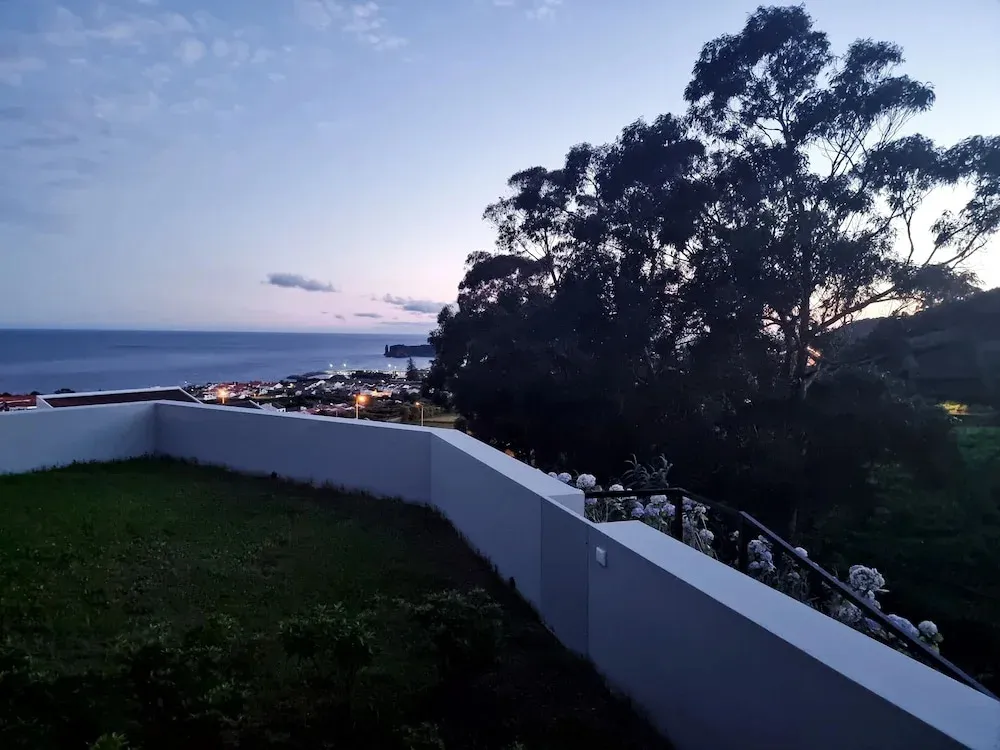 Vue d'ensemble sur une ville côtière au crépuscule.