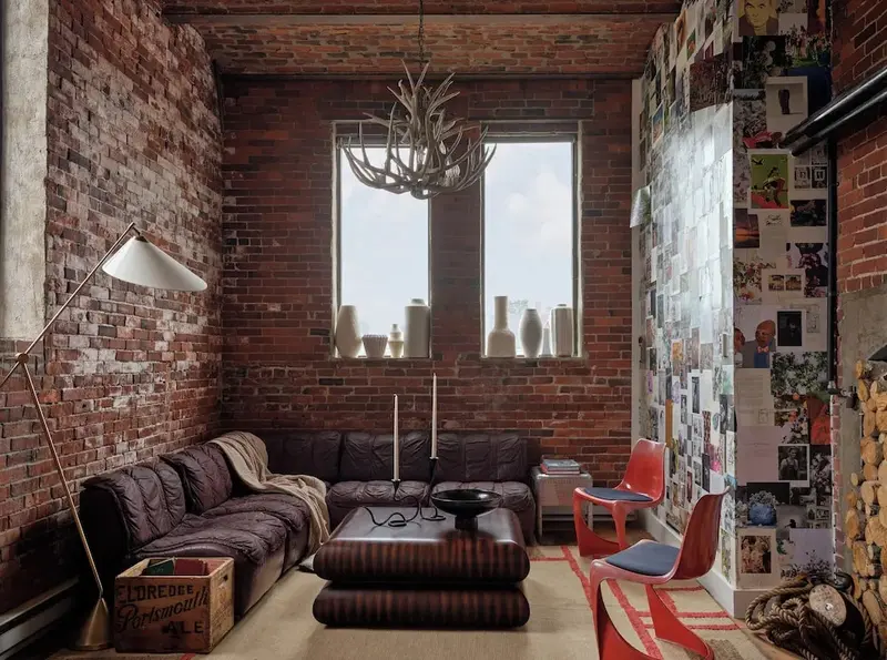 Un salon chaleureux avec des canapés confortables et des murs en briques.