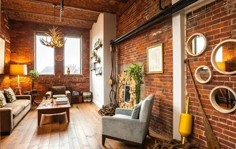 Un espace de vie chaleureux avec des murs en briques et des meubles confortables.