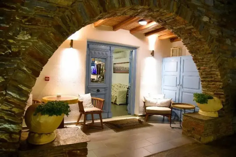 Un espace de détente intérieur avec des fauteuils et une table basse.