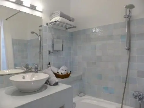 Une salle de bain claire avec une baignoire et un lavabo.
