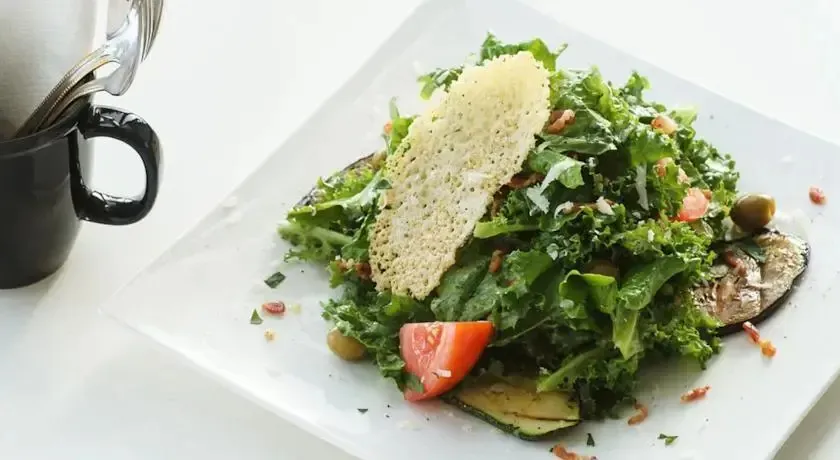 Assiette de salade verte et de légumes frais.