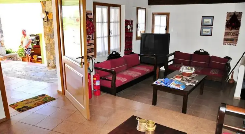 Un espace de détente intérieur avec des canapés et une table basse.
