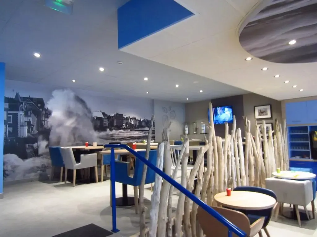 Espace de détente intérieur avec mobilier contemporain et décoration marine.
