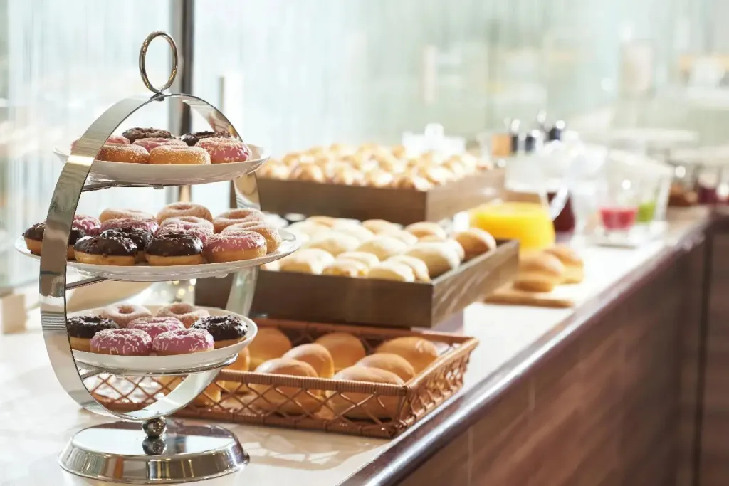 Un buffet propose une variété de viennoiseries et de pâtisseries.