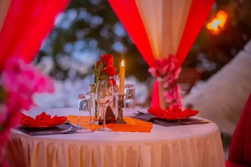 Table dressée pour un dîner romantique éclairé aux chandelles.