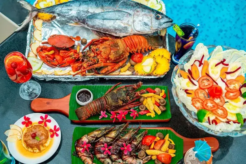 Assortiment de fruits de mer frais et colorés présentés sur une table.