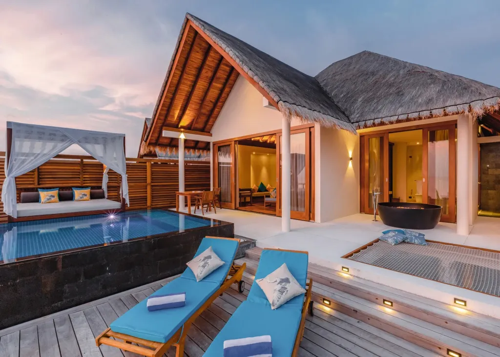 Terrasse privative avec piscine et mobilier de détente.