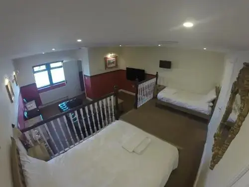 Une chambre lumineuse avec un lit et un espace cuisine.