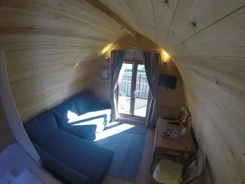 Un espace de détente intérieur avec un canapé et une table basse.