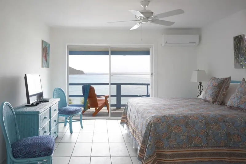 Une chambre lumineuse donne sur une vue mer dégagée.