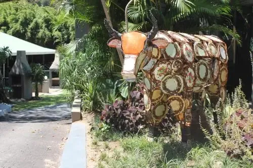 Une sculpture d'animal orne un jardin soigné.