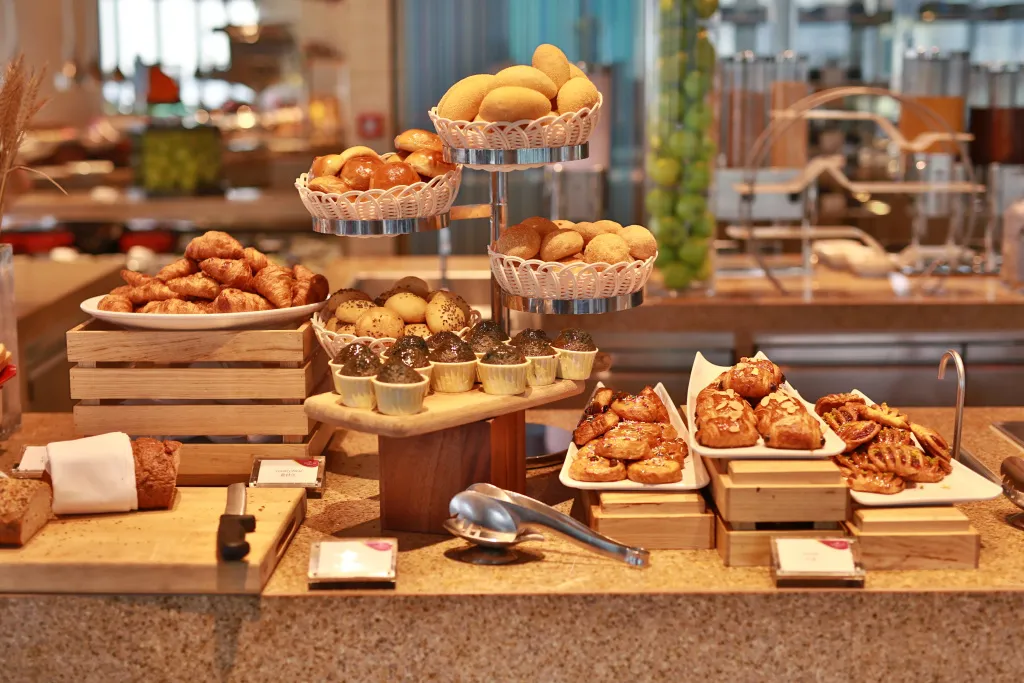 Un buffet propose une variété de pâtisseries et de viennoiseries.