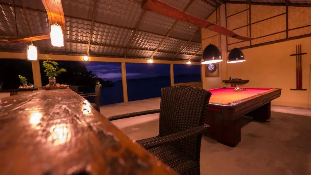 Un espace de détente avec un bar et un billard offre une vue sur la mer.