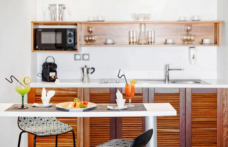 Une cuisine moderne avec un bar et des boissons fraîches.