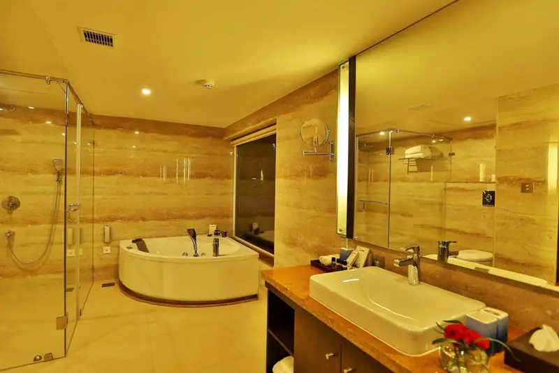 Une salle de bain lumineuse avec une baignoire et une douche à l'italienne.