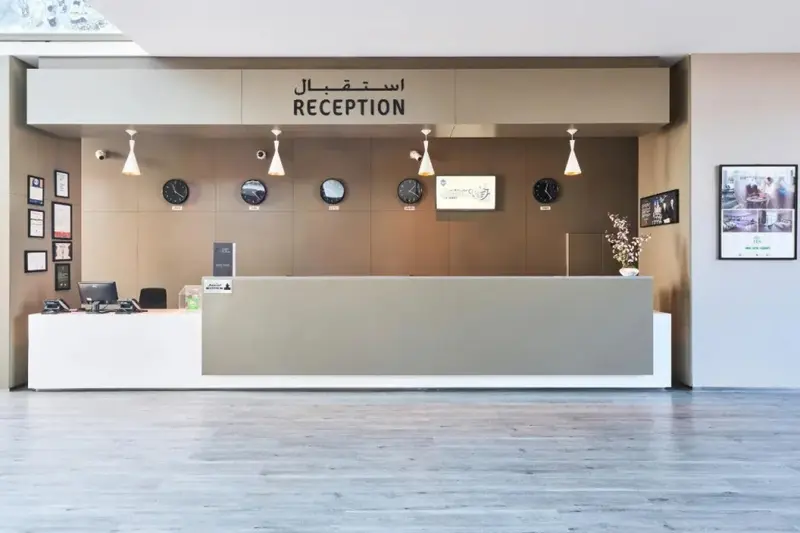 Un comptoir d'accueil moderne avec des horloges murales.