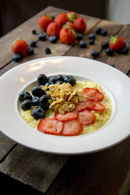Un bol de porridge aux fruits frais et aux amandes.