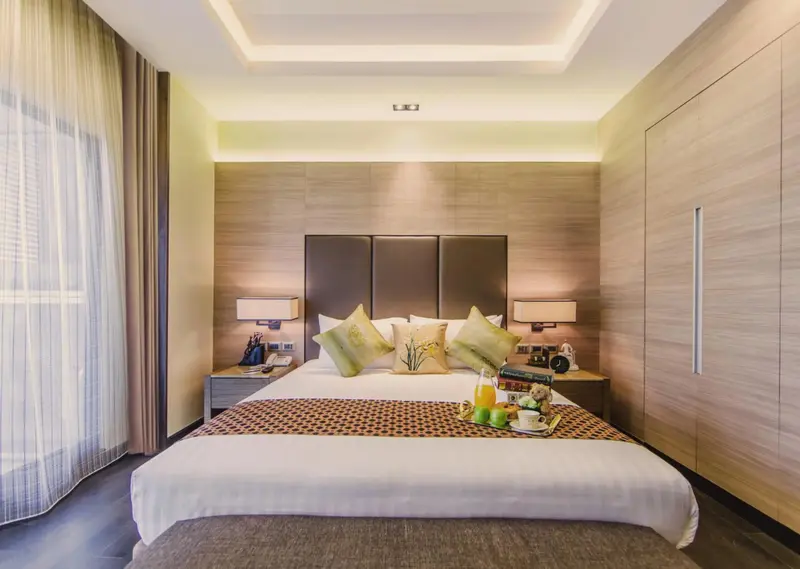 Une chambre d'hôtel lumineuse avec un grand lit et une table de chevet.