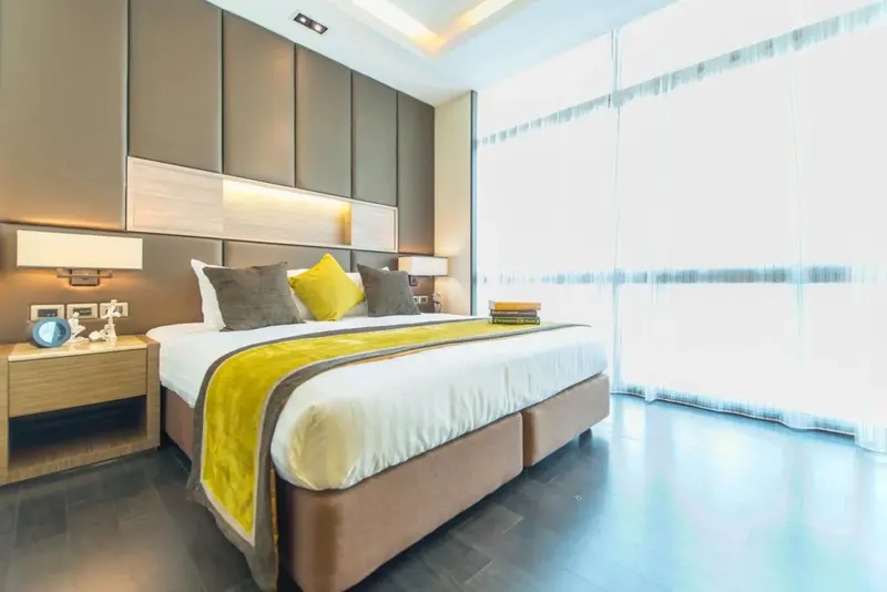 Une chambre lumineuse avec un grand lit et une décoration moderne.