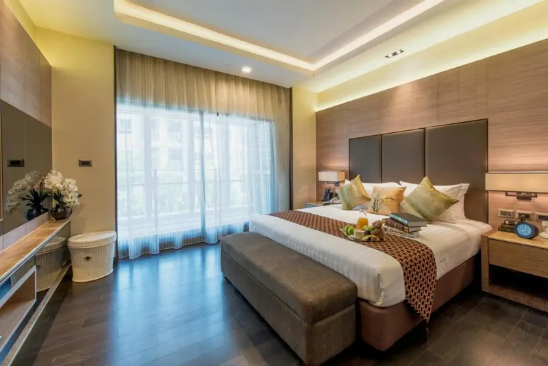 Une chambre lumineuse avec un grand lit et un espace détente.