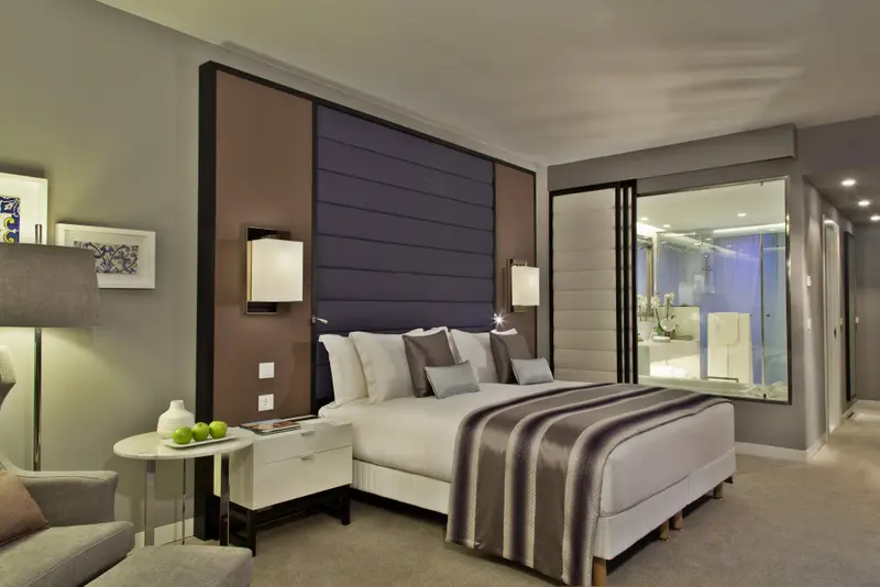 Une chambre moderne avec un grand lit et une décoration sobre.