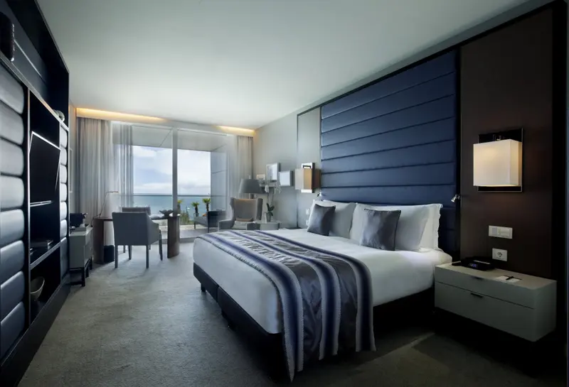 Une chambre moderne avec un grand lit et une vue sur la mer.