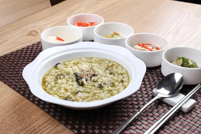 Un plat de riz servi avec plusieurs petits accompagnements dans des bols.