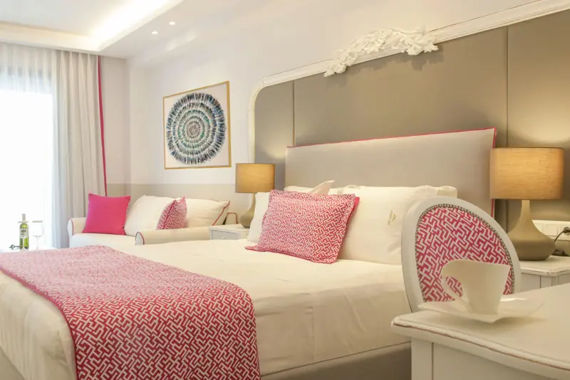 Une chambre lumineuse avec un grand lit et une décoration sobre.