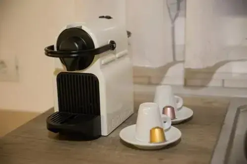 Une machine a cafe et des tasses sur un plan de travail.