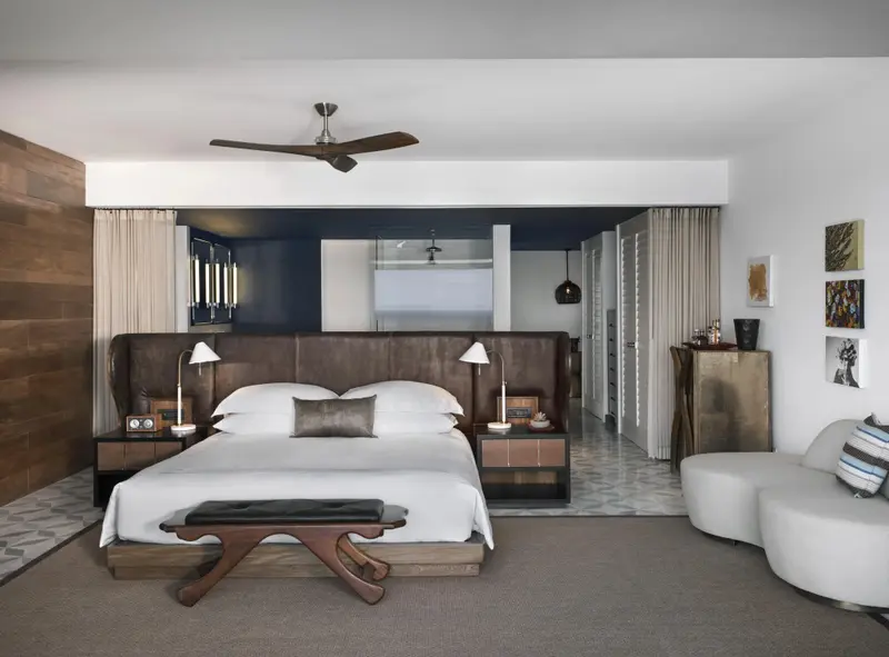 Une chambre spacieuse avec un grand lit et un coin salon.