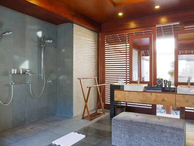 Une douche à l'italienne moderne dans une salle de bain lumineuse.