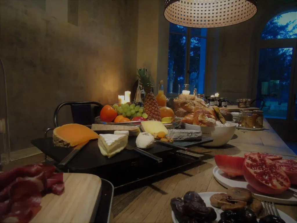 Une table généreusement garnie de mets variés est présentée en intérieur.