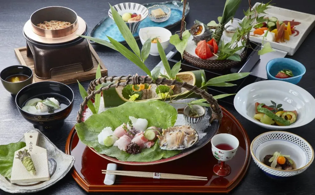 Une table est dressée avec une variété de plats japonais artistiquement présentés.