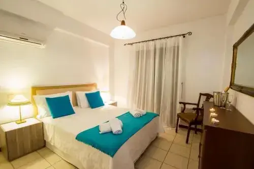 Une chambre lumineuse avec un lit fait et une commode.