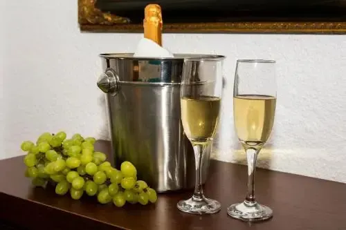 Une bouteille de champagne et des verres de vin sont posés sur une table en bois.