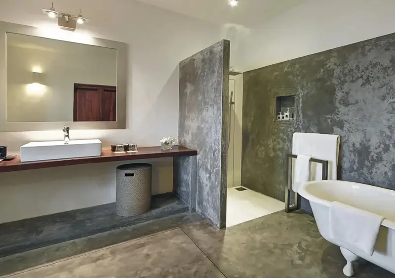 Une salle de bain moderne avec une douche à l'italienne et une baignoire sur pieds.