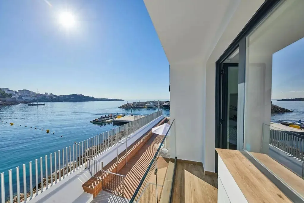 Vue sur la mer depuis une terrasse ensoleillée.