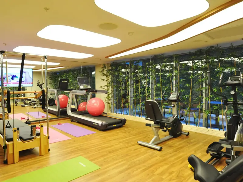 Une salle de sport lumineuse avec divers équipements de fitness.