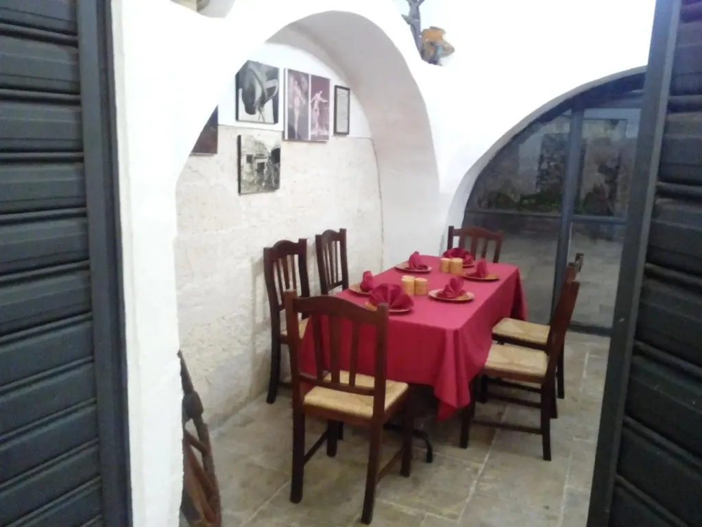 Une table dressée dans un espace voûté éclairé.
