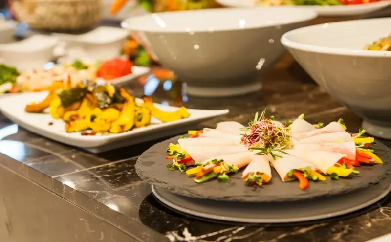 Présentation soignée de plats variés sur un buffet.