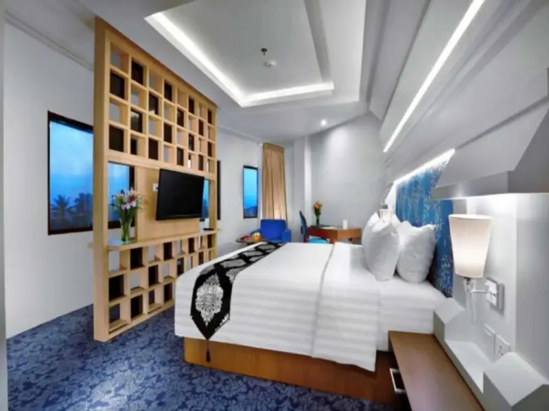 Une chambre lumineuse avec un grand lit et une décoration moderne.