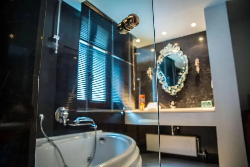 Une salle de bain moderne avec une baignoire et une douche à l'italienne.